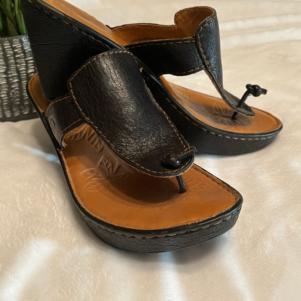 Born Woman’s Black Size 7 Sandals